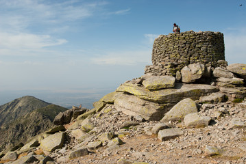 Fototapeta premium Pico de La Mira (2.343 m), en la vertiente sur del Parque Regional de la Sierra de Gredos. Al fondo a la izquierda el Cabezo del Cervunal (2.089 m).