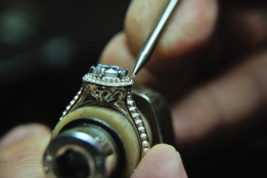 Fixing a gem into a jewelry ring during the manufacturing process