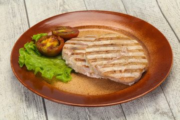 Grilled tuna steak with kumato