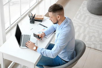 Obraz premium Handsome businessman working in office