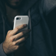 joven utilizando su teléfono 