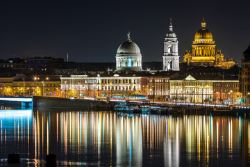 Fototapeta premium night view of St. Isaac's Cathedral in Saint Petersburg