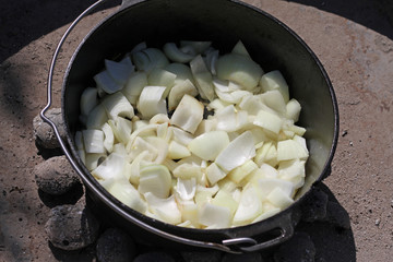 Zwiebeln im Dutch Oven