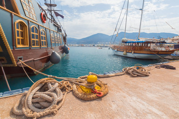 old traditional ship in Crete town Hersonissos Day foto. Greece vacation.