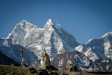 Fotobehang Lhotse Kleine stoepa in de bergen in Nepal