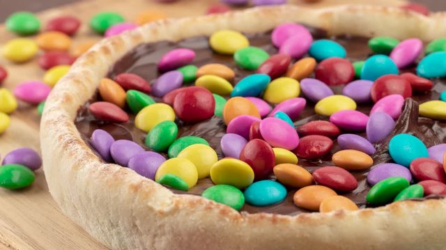 Esfiha ou pizza doce de confeitos coloridos com chocolate