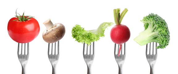 Fourchettes avec différents légumes sur fond blanc, création de bannières. Repas sain