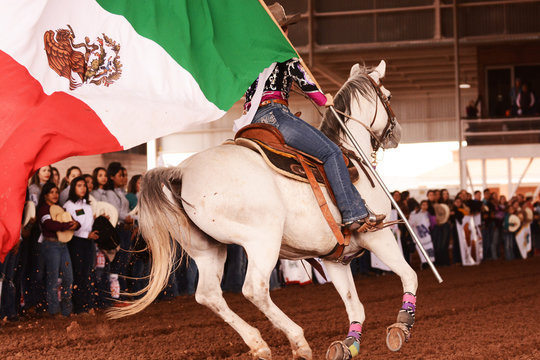 Bandera de M&eacute;xico, bandera, Honores a la bandera, rodeo, caballo, caballos, vaquera, vaqueras, cow-girl, 