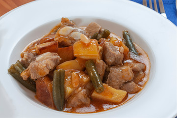 Primer plano de plato de carne con patatas