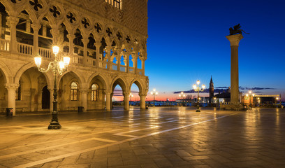 Fototapeta premium Scenic view of Piazza San Marco in Venice at sunrise, Italy. Piazza San Marco at sunrise, Vinice, Italy. Venice sunrise, famous San Marco square at sunrise in Venice, Italy.