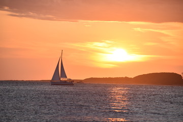 Fototapeta premium sailboat at sunset