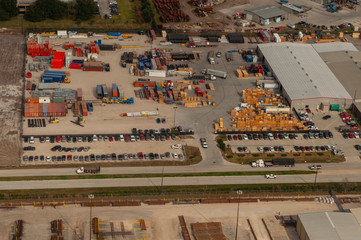 Vista aérea de estacionamiento de empresa de carga con camiones, cajas y contenedores