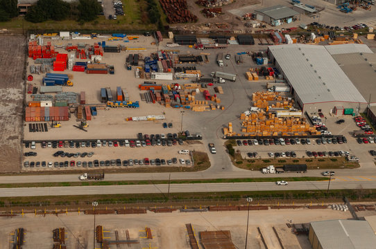 Vista a&eacute;rea de estacionamiento de empresa de carga con camiones, cajas y contenedores