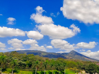 Los nimbos y el volcán de San Salvador