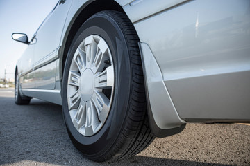 거리에 서 있는 자동차의 부분 이미지