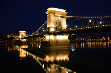 Naklejka premium chain bridge in Budapest at night