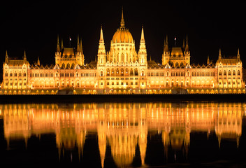 Obraz premium Budapest Parliament Palace at night