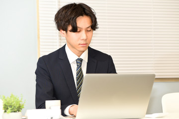 パソコンとビジネスマン