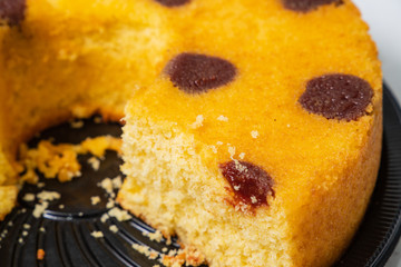 Bolo de fubá com goiabada