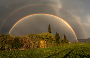 Doppelter Regenbogen über dem Land