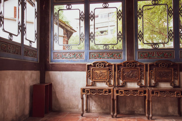 レトロなインテリア　アンティークの中国風椅子３脚が並ぶ明るい窓際