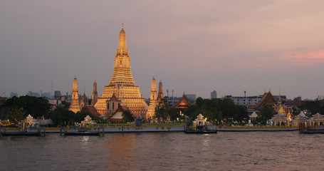 Naklejka premium Wat Arun at sunset