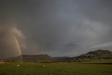 Regenbogen über dem Land