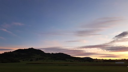 Naklejka na ściany i meble Sonnenuntergang am Fuße der Burg Teck - Albtrauf