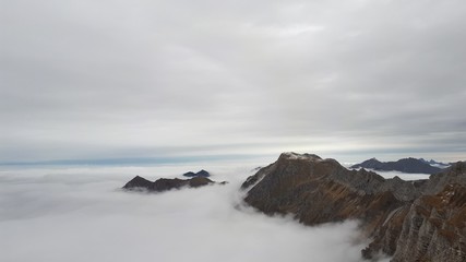 Fototapeta na wymiar Nebelhorn in herbstlichen Nebel gehüllt
