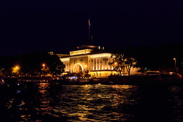 Fototapeta premium Night view of building of Admiralty on a bank of the Neva river in St. Petersburg, Russia