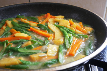 Long beans, potatoes, tofu, tofu skin and carrot are fried and cooked with coconut milk. Cook fast to maintain the freshness and nutrition of the vegetable.