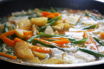 Long beans, potatoes, tofu, tofu skin and carrot are fried and cooked with coconut milk. Cook fast to maintain the freshness and nutrition of the vegetable.