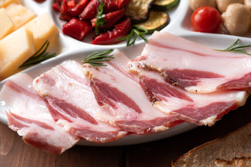 Fette di guanciale, tipico salume della cucina Italiana