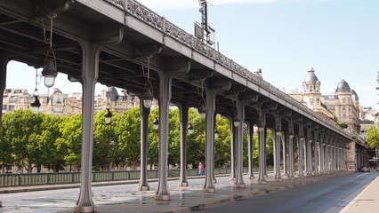 Fototapeta na wymiar Beautiful Pont de Bir-Hakeim bridge in Paris