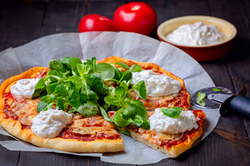 Pizza with tomatoes,corn lettuce  and strachatella cheese