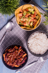 Arroz con Frijoles y pico de gallo y totopos