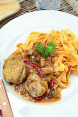 poulet aux poivrons et oignons et tagliatelles