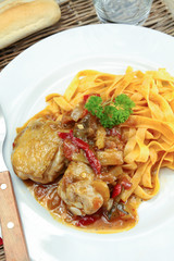 poulet aux poivrons et oignons et tagliatelles