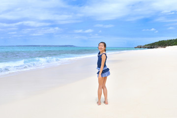 ビーチで笑う女の子(沖縄　宮古島　長間浜)