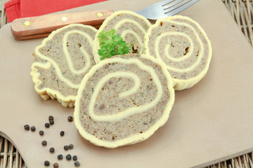 tranches de fleischschnacka sur une planche à découper