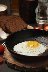 Fried egg with tomatoes and bread