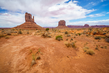 hiking the wildcat trail in the monument valley, usa
