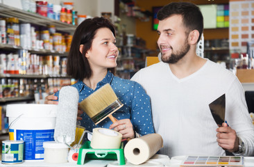 Couple buying tools for house decoration