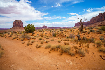 hiking the wildcat trail in the monument valley, usa
