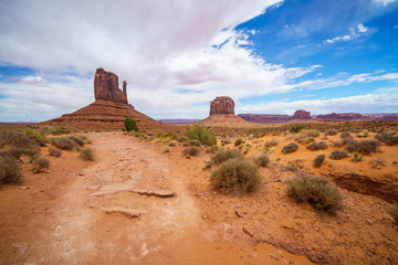 hiking the wildcat trail in the monument valley, usa