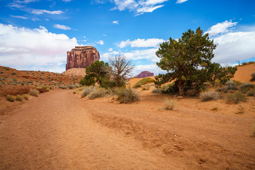 hiking the wildcat trail in the monument valley, usa
