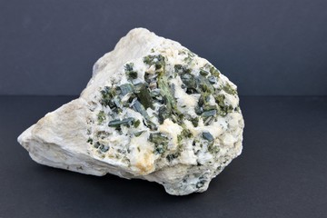Schönes Fundstück mit grünen Bergkristallen aus Brasilien