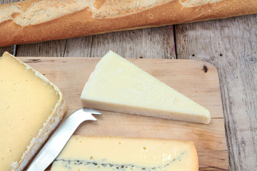 plateau de fromages sur une planche en bois