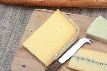 plateau de fromages sur une planche en bois