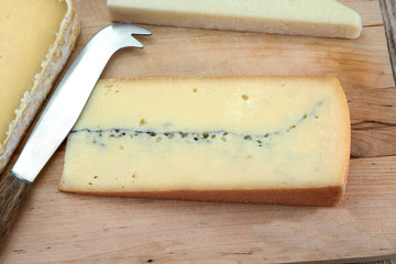 plateau de fromages sur une planche en bois